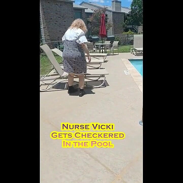 Vicki nővér dámaruhát visel a medencében