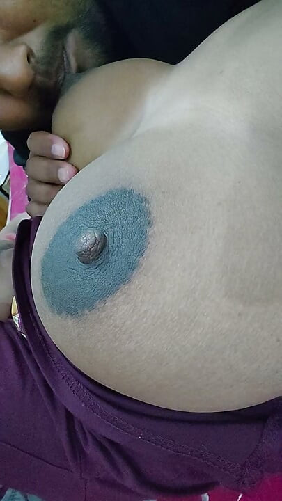 Desi bhabhi aaur desi man boobs suck videos Hindi full xxx.