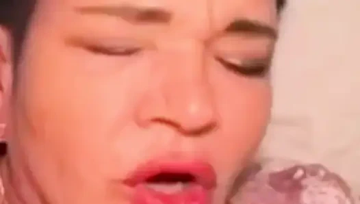 Sert anal yakın çekim sikişiyor, üvey annenin büyük götüne boşalıyor