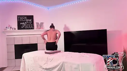 Tante super semok ini dientot habis-habisan dan dicrot di dalam setelah pijat erotis!