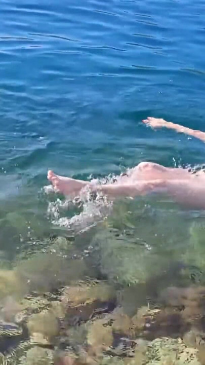 นักธรรมชาติวิทยามือสมัครเล่นคนสวย: ศิลปะการยืดและว่ายน้ําแก้ผ้ากลางแจ้ง คลิป 1