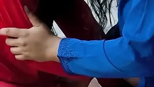 Arap lezbiyen genç kız ateşli orta yaşlı seksi kadın tarafından sikiliyor