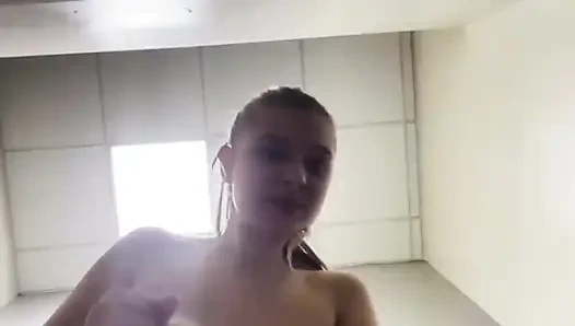 Yüzüne otur, sikişiyor anal yakın çekim