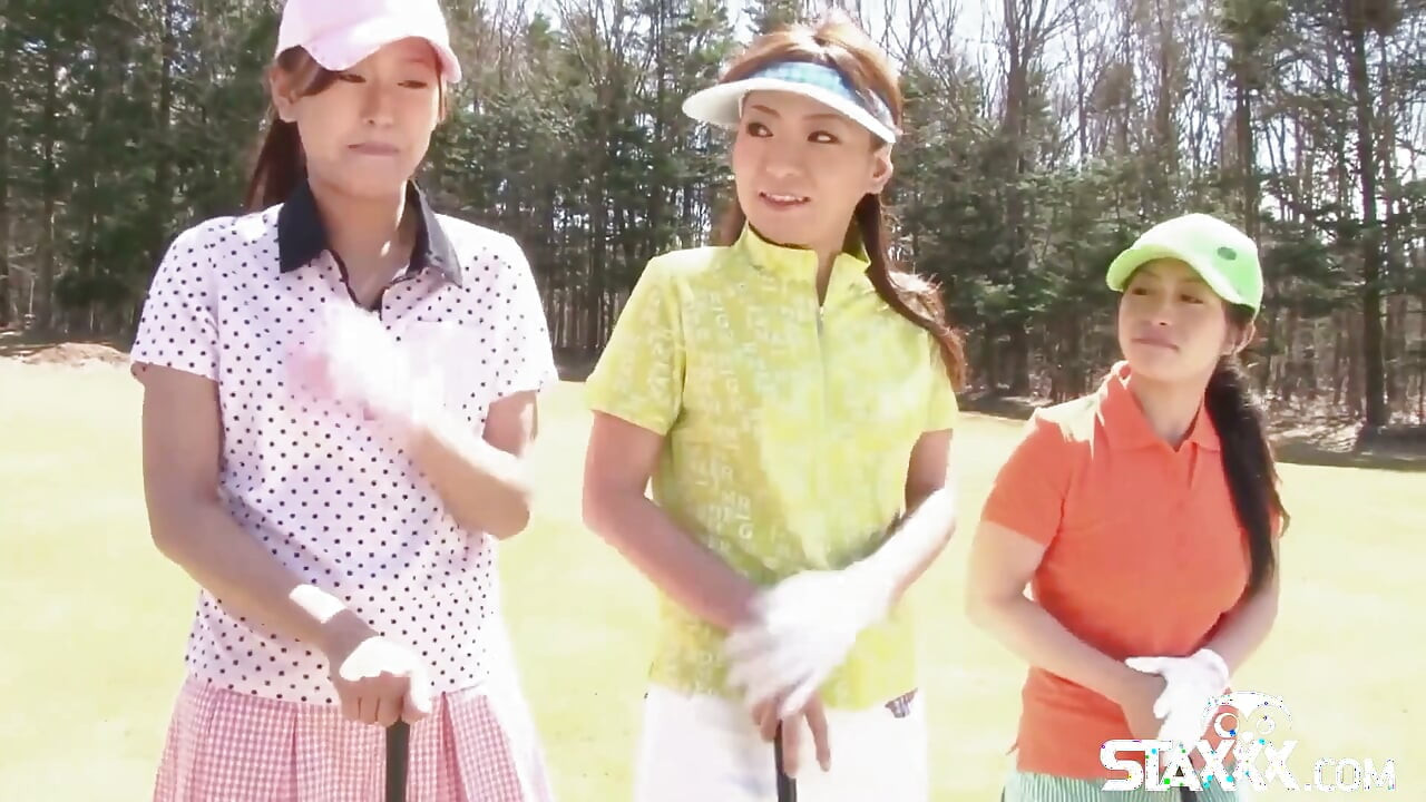 Những cô gái teen châu Á dễ thương chơi trò chơi golf lột đồ
