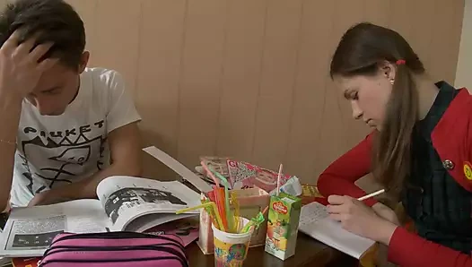 Молодая шлюшка Мария Дорш с коричневыми волосами обожает принимать это