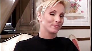 Futai anal cu pizdă blondă sexy linsă în baie