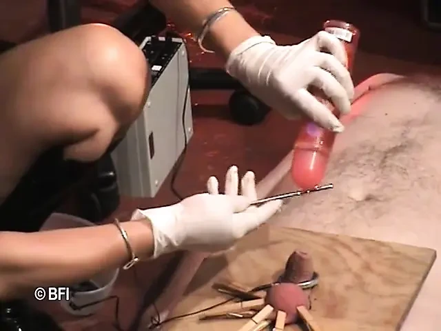 可怜的奴隶受到各方面的惩罚