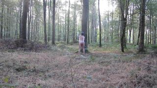 Naakte homo buiten het bos