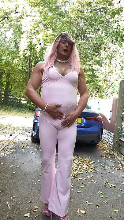 Crossdresser kellycd2022 u ružičastom kombinezonu i štiklama