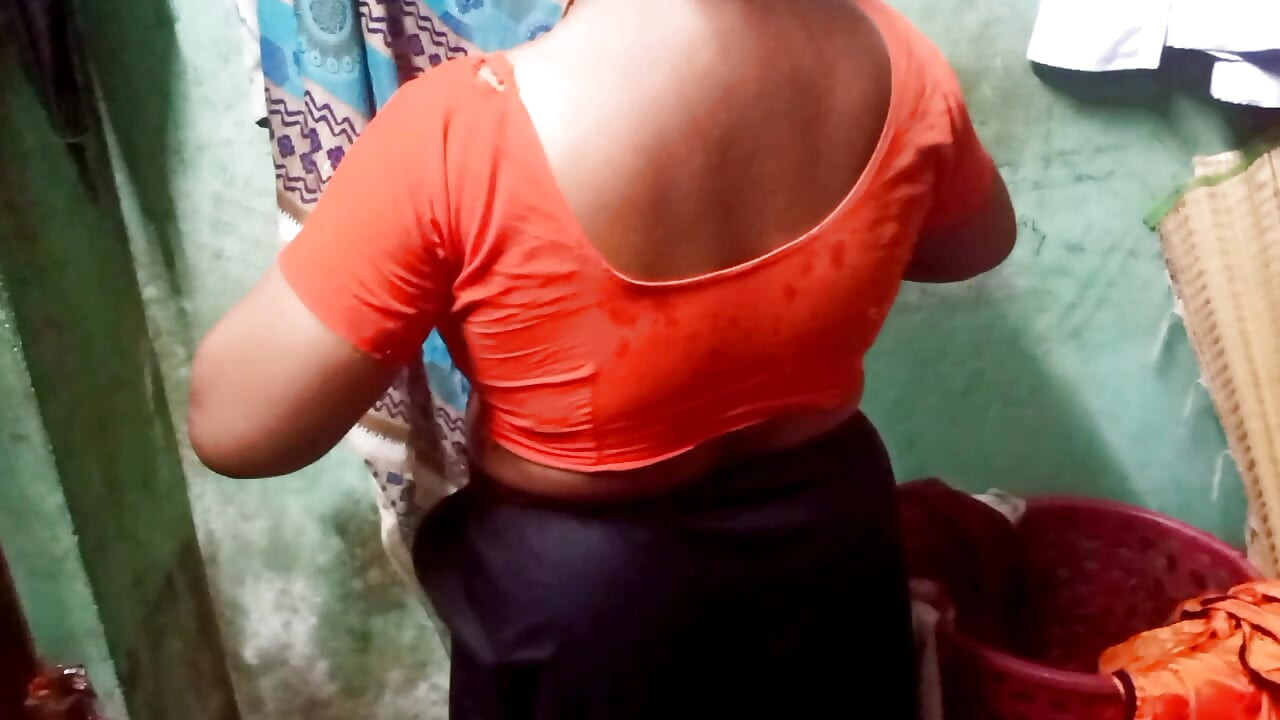 Ινδή θεία Mallu Saree αλλάζει απολαμβάνοντας με νεαρό άνδρα