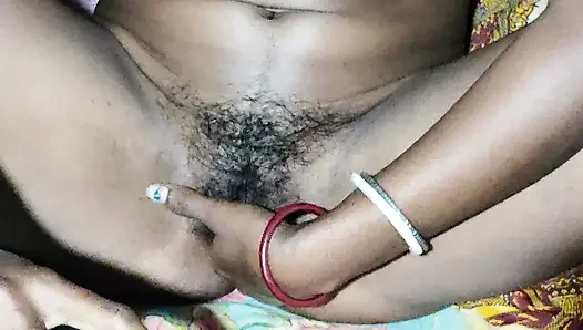 Aku lagi asik muasin memekku di panggilan video