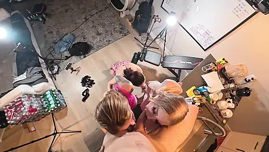 Pesta seks foursome hot, gadis trans dan 2 gadis hot lagi asik dientot habis-habisan sama kontol 20 cm Janelle Fennec. Gadis ketat. Naughtygainz