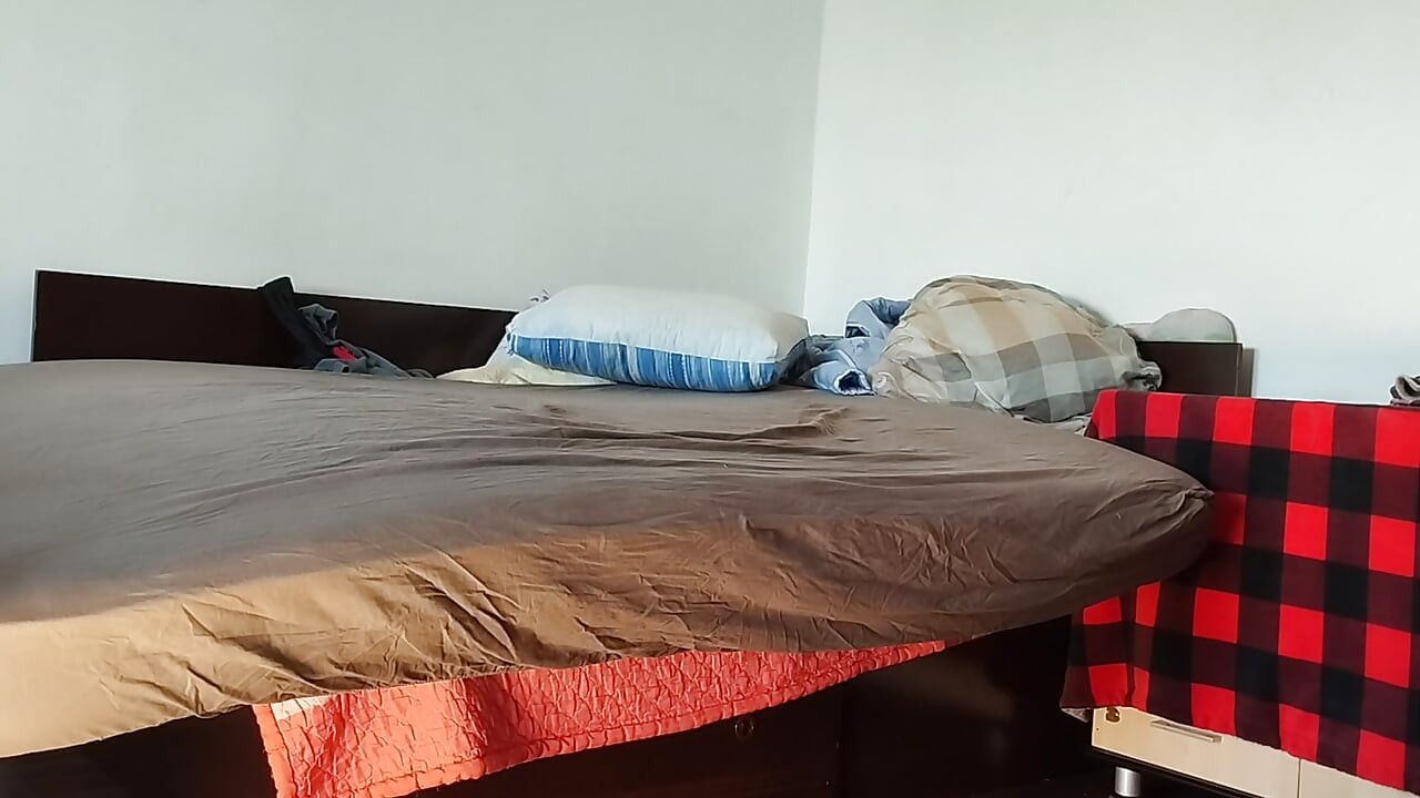 Seksi brineta isprobava najlonke
