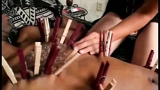Cowok kulit hitam dengan dong besar menikmati melakukan beberapa sesi perbudakan di threesome antar ras nakal