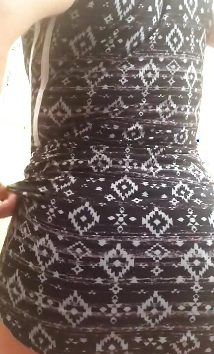 MILF u kupaonici masturbira sa svojim dildom