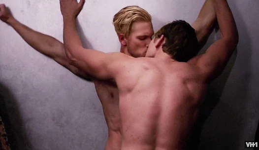 Celebridad masculina adam senn besos gay y escenas sin camisa