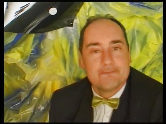 Çoraplı ve iç çamaşırlı ıslak ve dağınık sürtük sikiliyor