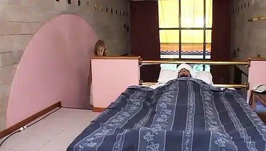 Зрелая шлюшка на высоких каблуках царит ее любовника, и трахает задницу игрушкой