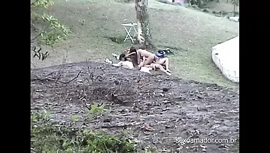 Kız arkadaşlarıyla arkadaşlar çiftlikte birlikte seks yapıyor