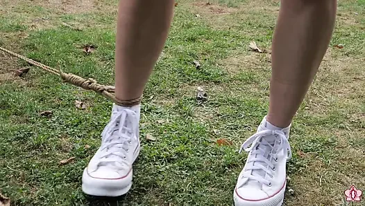 Yarı striptizli, bell-jingling köle mila dil kıskacıyla salya akıtıyor açık havada çeşme turlarında kasık halatı testeresi ile yürümek için yapılıyor