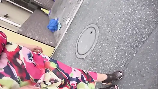 Tomoyo, 42 tahun, anggota departemen kecantikan yang tinggal terpisah dari rumah