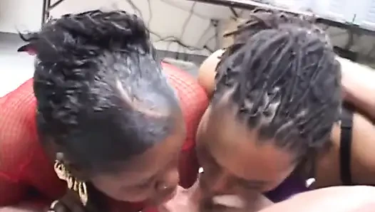 Cewek gemuk kulit hitam dengan toket besar suka banget dientot sama kontol besar pria kulit putih
