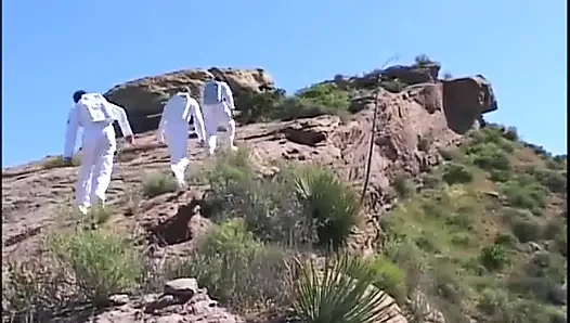 Astronauten-hengst landet auf einem planeten, in dem ein blondes primitives schätzchen seinen schwanz im freien lutscht