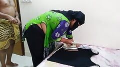 Madrasta saudita gostosa com bunda grande é fodida com força por seu enteado enquanto passa roupas - milf árabe foda hardcore e porra dentro da buceta