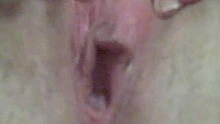 Femme frottant le clito