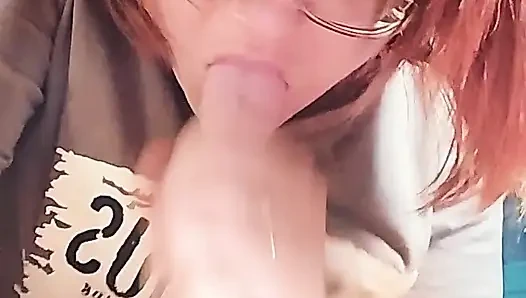Amateur freundin blowjob statt kochen - kurvige brünette mit brille lutscht und wichst schwanz