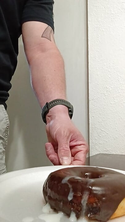 Éjacule sur un beignet et le mange, nourriture CEI, grosse blanche