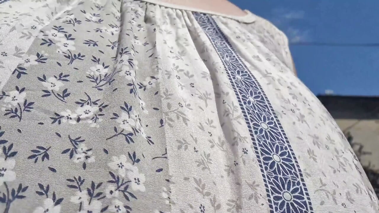 Procházka po ulici a řece u baru: výtoky na chodníku a prudké močení od Nicoletty