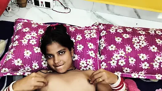 Aku menyetubuhi saudara tiriku yang besar dengan keras di kamar tidur saudara tiri desa india