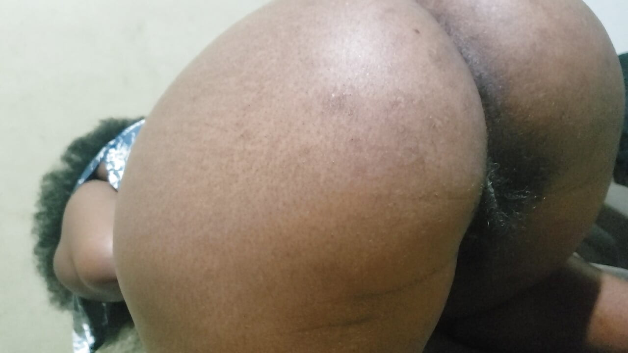 Gran culo amateur en primer plano en la ducha crea una seductora fantasía adulta llena de curvas audaces