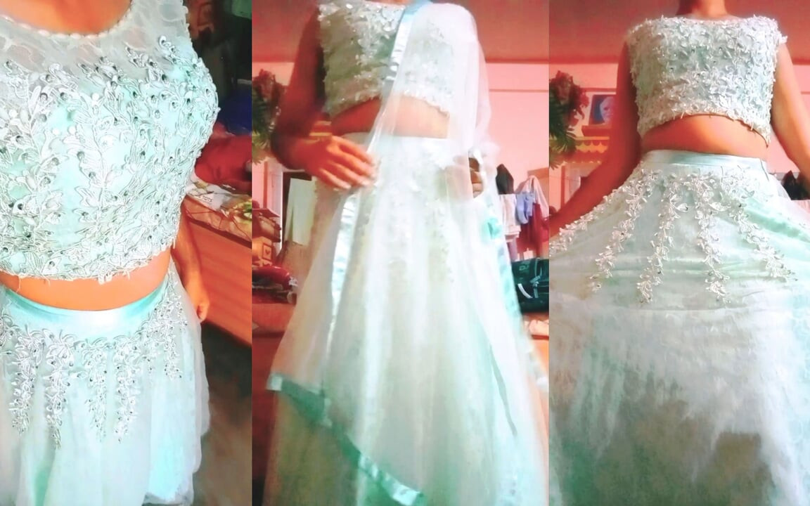 Indijski gay crossdresser Gaurisissy osjeća se napaljeno u plavoj Lehangi