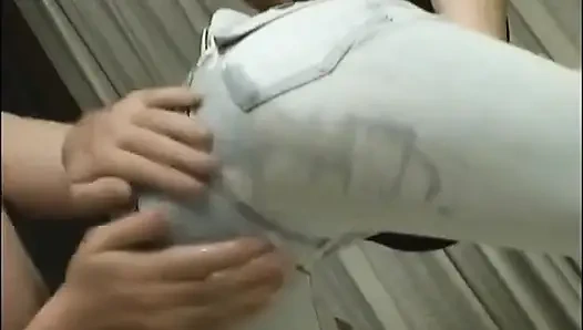 Duduk di muka oleh si rambut merah Asia yang lucu