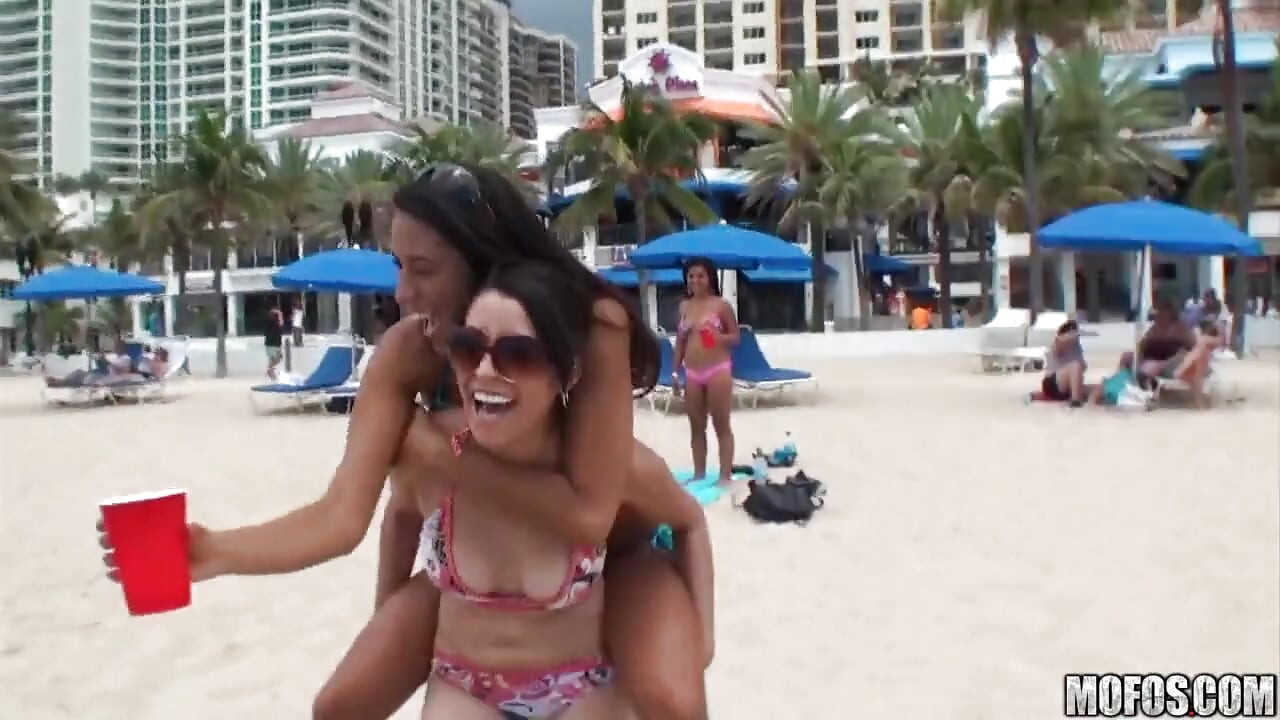 Mofos - Beach Babes on Vacation