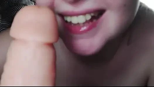 Cewek sange ini lagi asik muasin memeknya pakai dildo sampai ludah banyak banget!