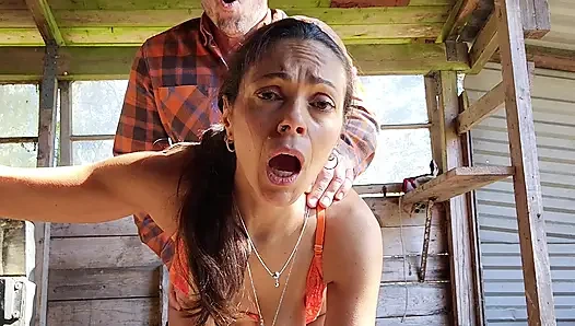 Горячую милфу жестко трахают в задницу на улице и показывают ее истинное лицо анала