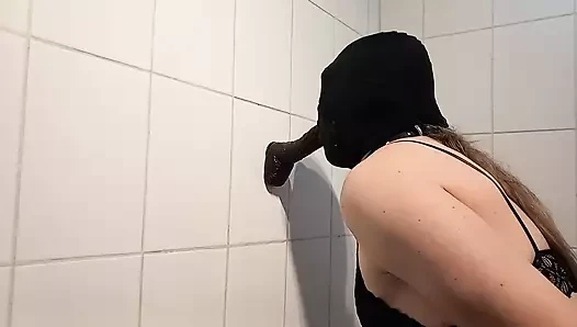 Kapşonlu kadın kılıklı kadın hevesle yarağı gırtlağına kadar alıyor