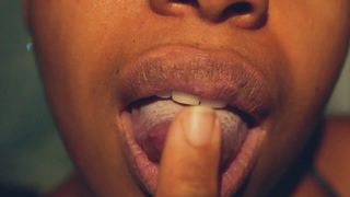 Сексуальная чернокожая милфа соблазняет тебя своим похотливым ртом