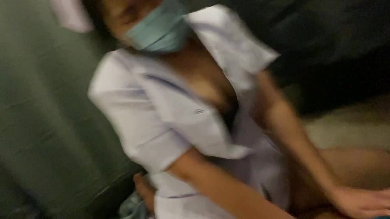 Făceam sex acasă cu un prieten în camera alăturată, deci nu puteam face niciun zgomot.