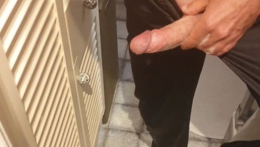 Mistrz Ramon masuje swojego boskiego kutasa w seksownych czarnych satynowych spodniach