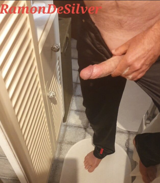 Master Ramon massiert seinen göttlichen Schwanz in einer geilen schwarzen Satin Hose