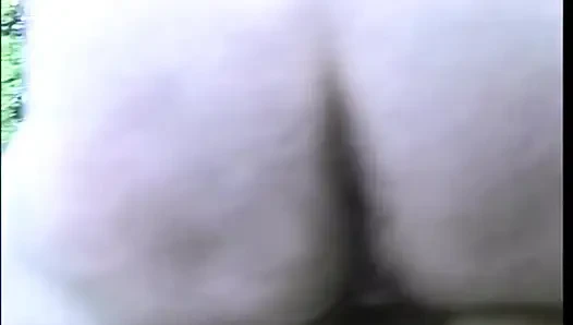 Грязную милфу в парке трахают и трахают в задницу ее молодые друзья