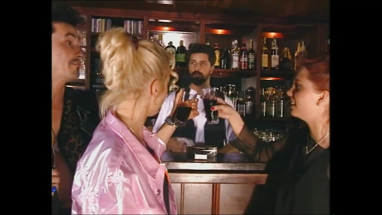 Prekrasne djevojke jebane velikim tvrdim kurcem u privatnom klubu