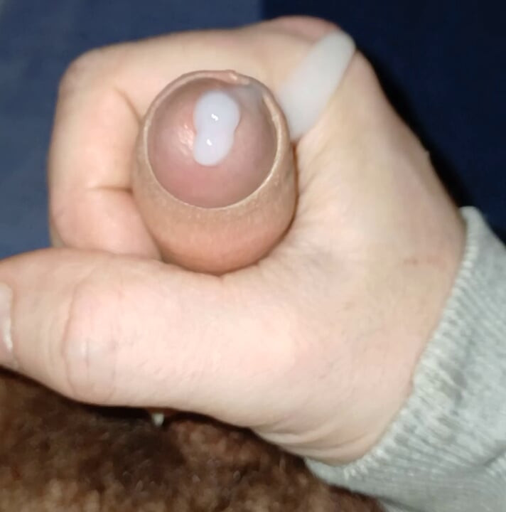 Mala neobrezana fontana sperme kurca izbliza prepucija masturbira u POV-u