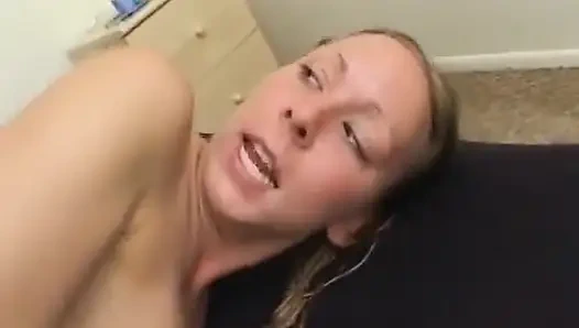 Cewek kurus rambut pirang di-fingering dan dientot habis-habisan