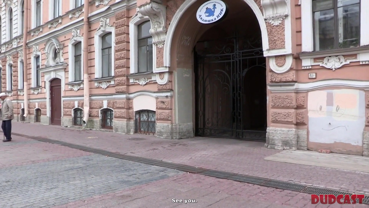 漂亮女孩被引诱与经验丰富的色情经纪人发生性关系