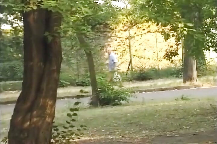 Ove Francuskinje sa velikim sisama se igraju u šumi
